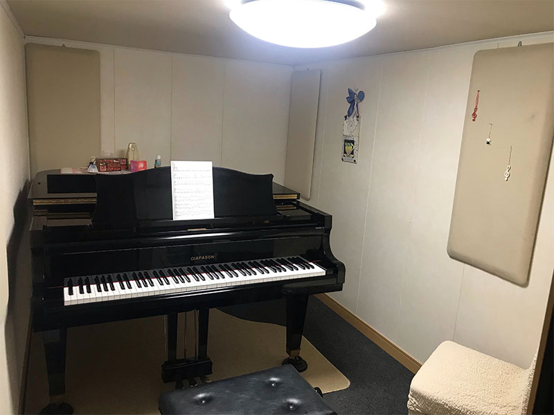 伊勢佐木教室のグランドピアノ2
